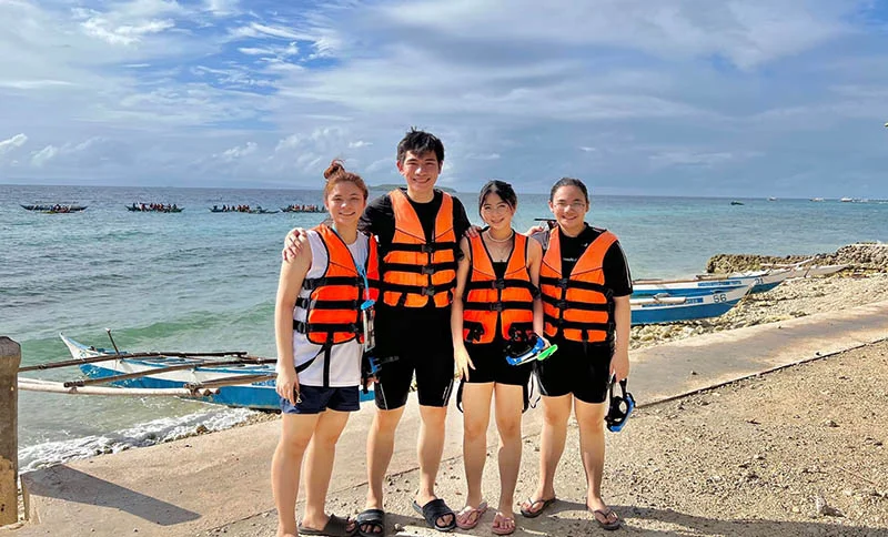 Guests-Ready-for-Whale-Shark-Watching